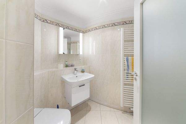 Das Gästeduschbad mit Fußbodenheizung und Handtuchtrockner 