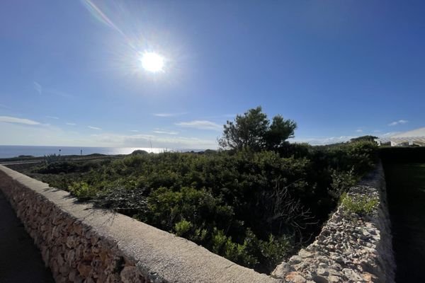 Wunderschönes Investitionsgrundstück in erster Meereslinie, Meerblick, in Binidali, Menorca.