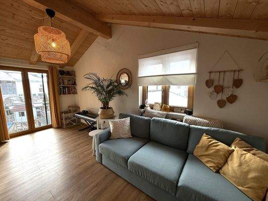 freundliches und helles Wohnzimmer (OG