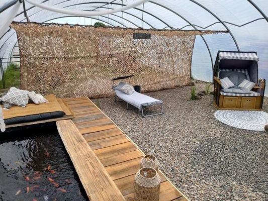 Loungebereich im  Aquaponia-Pflanzzelt 
