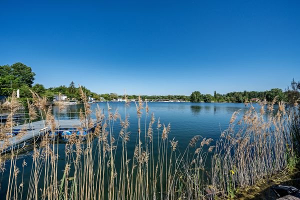 Badeplattform und See