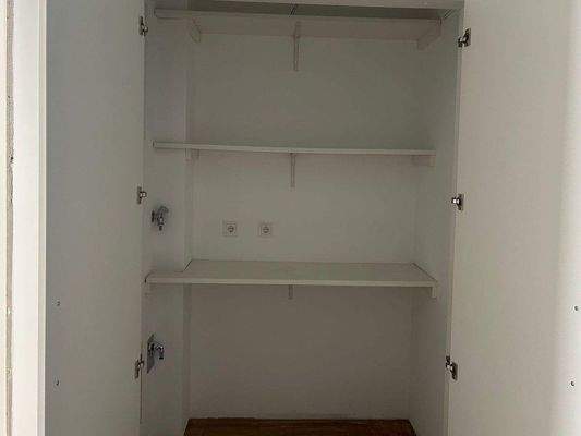 Abstellraum mit Regalen