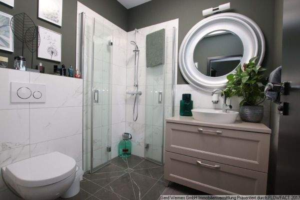 Gäste-WC mit ebenerdiger Dusche