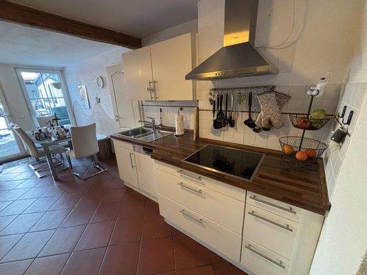 Einbauküche mit Essecke