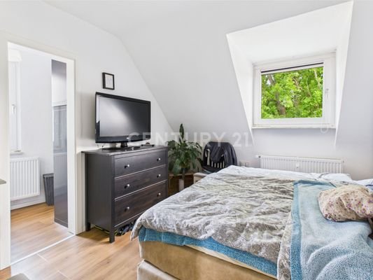 Schlafzimmer und Ankleide DG