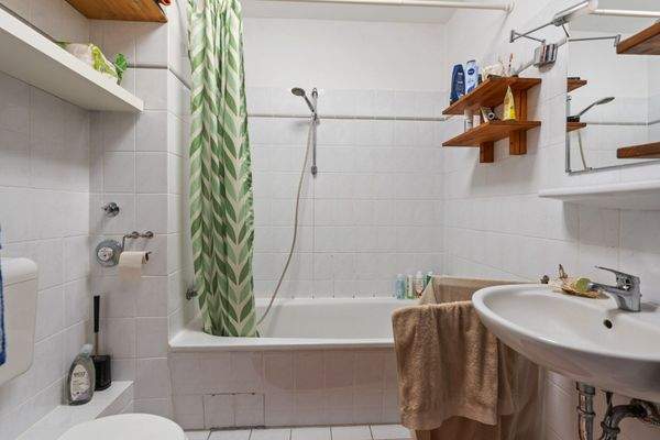 Bad mit Badewanne (4,03 m²)