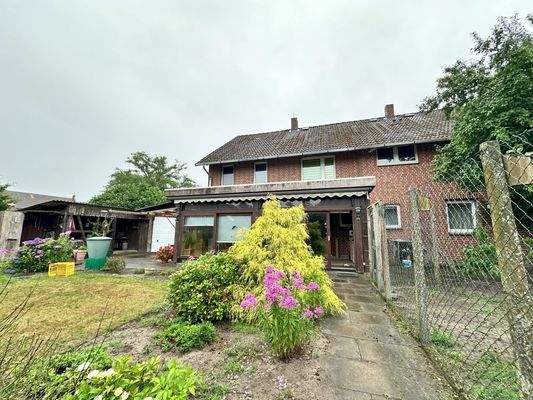 Außenansicht mit Garten