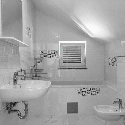 Bad mit Wanne und Kinderwaschbecken