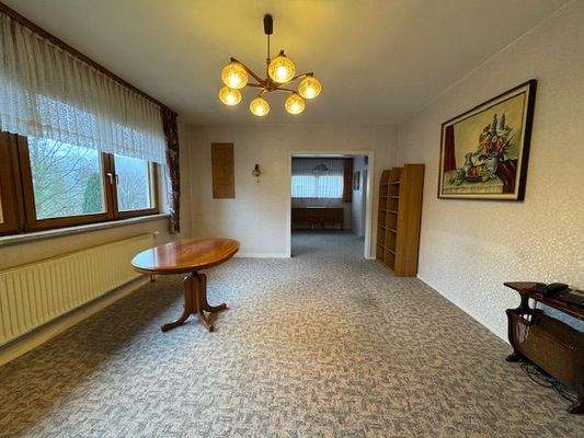 Wohnzimmer mit Blick zum Esszimmer