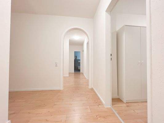 Heller Flur mit Schrank