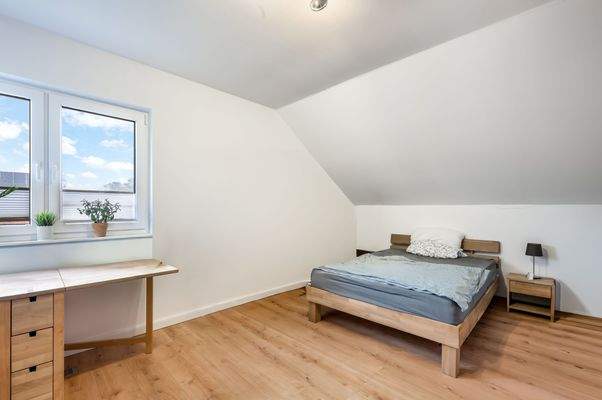 das geräumige Gästezimmer