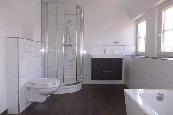 Bad mit Badewanne und Dusche