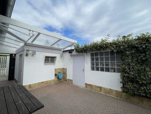 Hofraum mit Gartengeräteraum