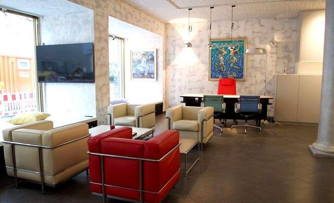 Großzügig geschnittener Raum mit mehreren Sitzgrup