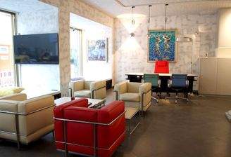 Großzügig geschnittener Raum mit mehreren Sitzgrup