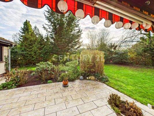 Blick von der Terrasse in den Garten