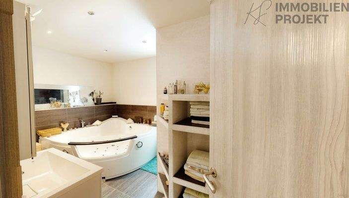 Bad mit Whirlpoolbadewanne 