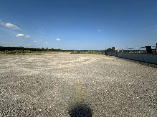 Anlieferung, Vorplatz  