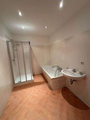 Badezimmer groß.jpeg