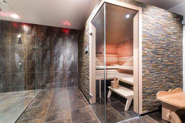 Exklusiver Wellnessbereich mit moderner Sauna und 