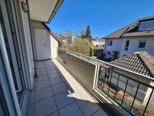 Sonnen-Balkon mit zwei Abstellräume