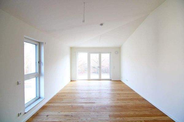 Geräumiges Wohnzimmer mit Terrasse