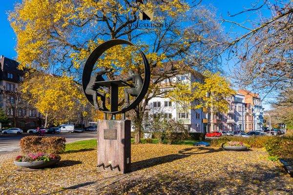 Nur wenige Schritte vom Hauseingang entfernt: ein Stück Lebensqualität mit Skulptur...