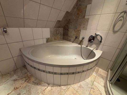 Teilansicht vom Badezimmer im Dachgeschoss