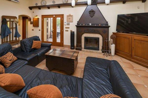 Gemütlicher Wohnbereich und Eingangstür