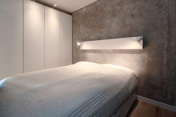 Bett mit Kleiderschrank.jpg