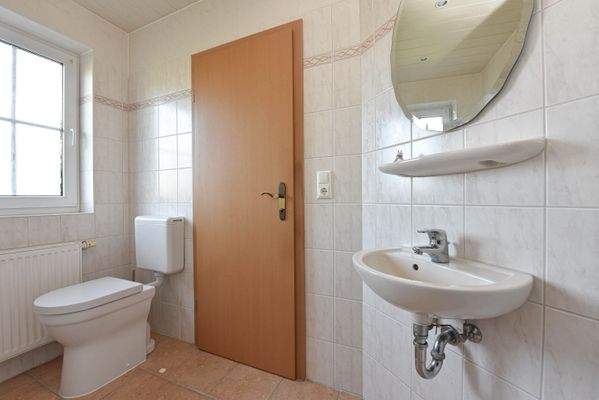 Gästebad mit Dusche und Fenster 