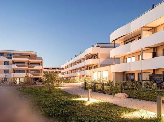 Moderne Wohnanlage im Abendlicht