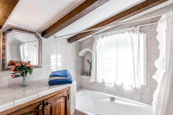 Zauberhaftes Badezimmer mit Badewanne