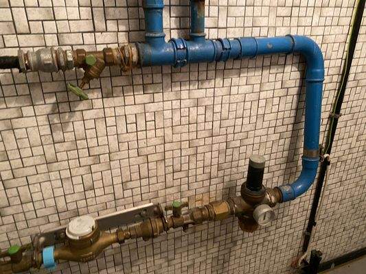 56/ Kellergeschoss: Wasserleitungen - Wasserzähler