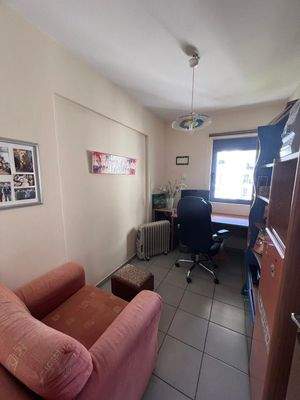 Kreta, Heraklion: Teilrenovierte Wohnung im Stadtteil Mastampas zu verkaufen