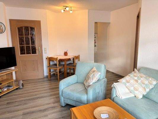 Wohnbereich mit Zugang zur Küche