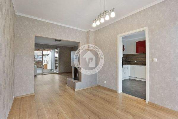 Wohn- / Essbereich mit Kamin (EG)