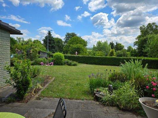 Blick von der Terrasse zum Garten