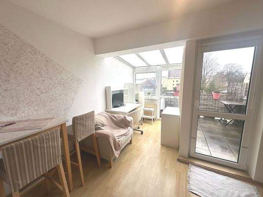 Helles Wohnzimmer mit Balkon