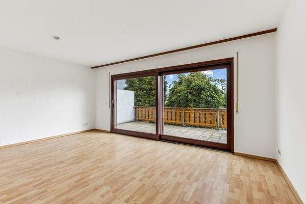 Wohnzimmer mit Ausgang auf die Terrasse 