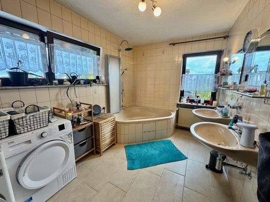 OG | Bad mit Eckbadewanne