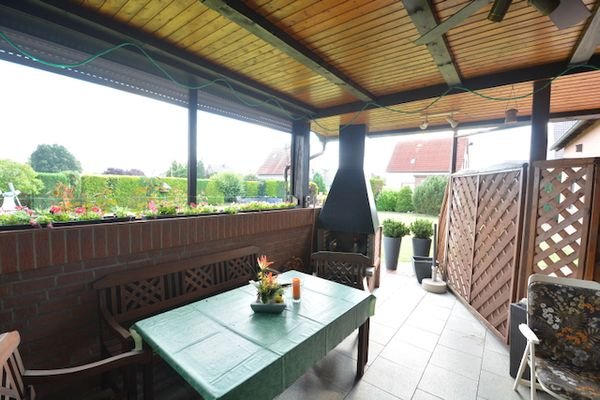 Überdachte Terrasse mit Kamin 