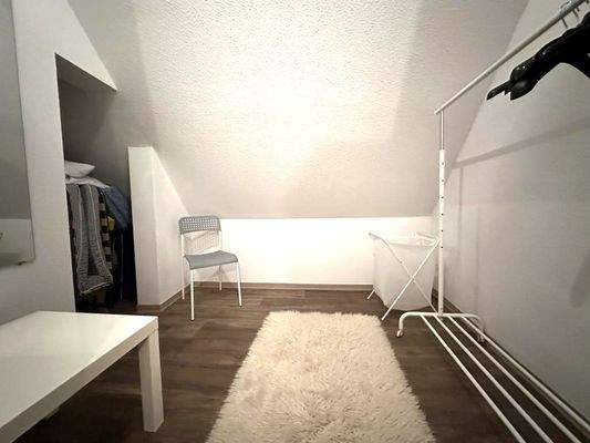 Dachgeschoss-Wohnung - Ankleide am Badezimmer angrenzend