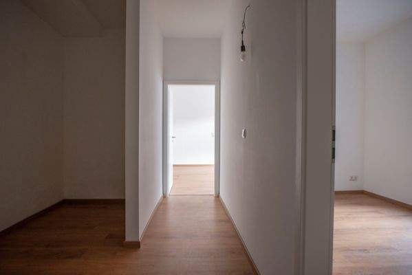 Flur mit Ankleide WE1