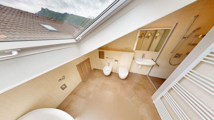 Badezimmer mit ebenerdiger Dusche 