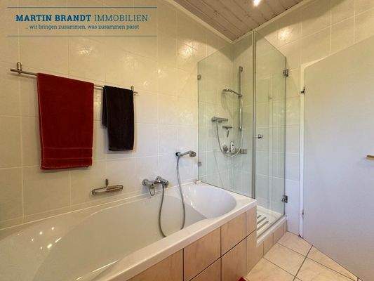 Badezimmer mit Wanne und Dusche