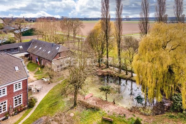 Haupthaus + Innenhof + und Weiher