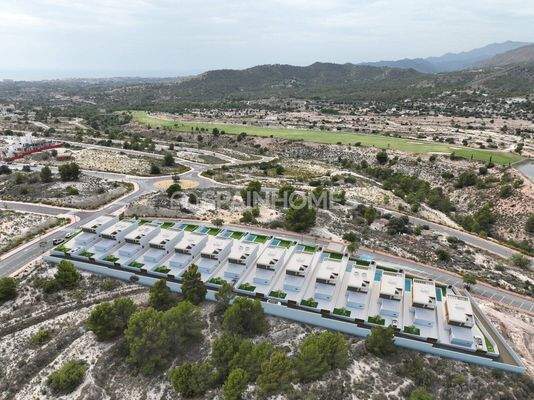Detached Villas Near the Golf Course in Finestrat Alicante