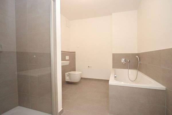 Markenbad mit Dusche und Wanne