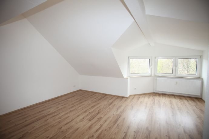 Schöne 2 5-Zimmer-DG Wohnung mit